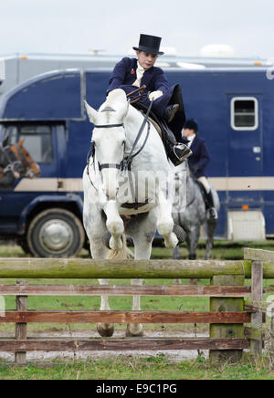 Leicestershire, Regno Unito. 24 ottobre, 2014. Lato piloti sella percorsa da tutto il Regno Unito e in Irlanda per l'inizio della caccia alla volpe stagione - Quorn Hunt apertura incontro presso il canile. Credito: Nico Morgan/Alamy Live News Foto Stock