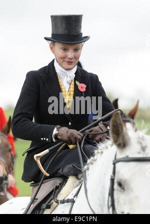 Leicestershire, Regno Unito. 24 ottobre, 2014. Lato piloti sella percorsa da tutto il Regno Unito e in Irlanda per l'inizio della caccia alla volpe stagione - Quorn Hunt apertura incontro presso il canile. Credito: Nico Morgan/Alamy Live News Foto Stock