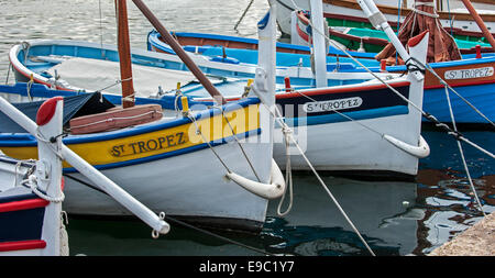 In legno colorato di barche da pesca in vieux port / vecchio porto di Saint-Tropez, Riviera Francese, Alpes Maritimes, Var, Francia Foto Stock