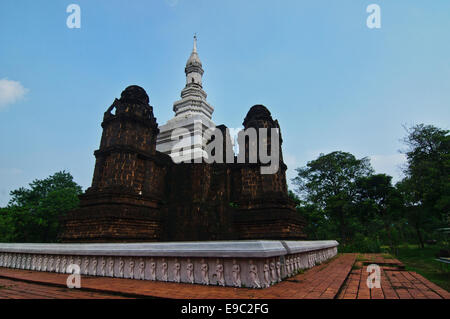 Il principale chedi del Wat Mahatat in Sukhothai Foto Stock