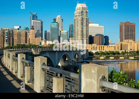 La terza avenue BRIDGE skyline del centro del fiume Mississippi Minneapolis Minnesota USA Foto Stock
