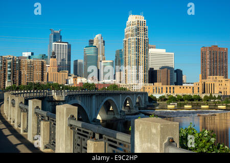 La terza avenue BRIDGE skyline del centro del fiume Mississippi Minneapolis Minnesota USA Foto Stock