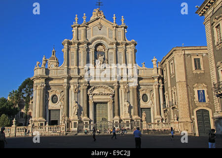 L immenso edificio barocco della cattedrale (Duomo) in Catania è una delle chiese più piena di impressione in Sicilia. Sorge sulle rovine delle terme romane e sulle pareti di una cappella da re normanni (Roger I.) - Giugno 2014 Foto Stock