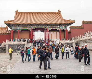 Pechino, Cina. 26 ott 2006. I turisti a piedi attraverso il cancello del manifesto virtù (Zhaode uomini) nella Città Proibita corte esterna appena ad est della Porta della suprema armonia (Taihemen). Nel centro di Pechino, la Città Proibita complesso di 980 edifici, costruito nel 1406-1420, era il palazzo imperiale Cinese per 500 anni dalla dinastia Ming alla fine della dinastia Qing e fu la casa di imperatori e le loro famiglie, come pure il cerimoniale e centro politico del governo cinese. © Arnold Drapkin/ZUMA filo/Alamy Live News Foto Stock