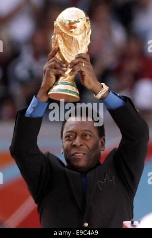 09.06.2006 Pele (Brasile) che solleva il Jules Coppa Rimet (World Cup) Foto Stock