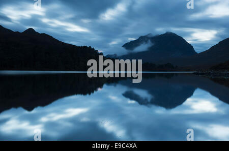 Liathach riflessa in Loch Clair dopo il tramonto, Torridon, Wester Ross, Highlands scozzesi, Scozia Foto Stock