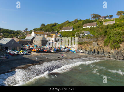 Cadgwith Cornwall Inghilterra REGNO UNITO sulla penisola di Lizard vicino Coverack Cornish villaggio di pescatori il blu del cielo e del mare con le persone Foto Stock