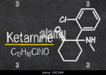 Lavagna con la formula chimica di ketamina Foto Stock