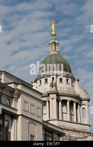 Vista verso la cupola della centrale di Corte penale (Old Bailey) compresa la statua della Madonna della giustizia Foto Stock