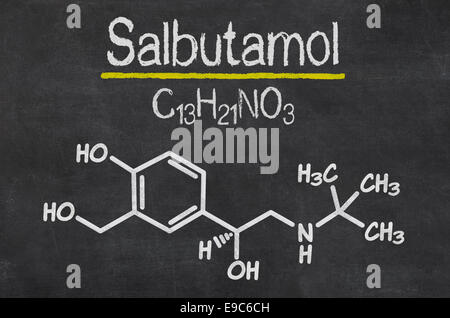 Lavagna con la formula chimica di Salbutamolo Foto Stock