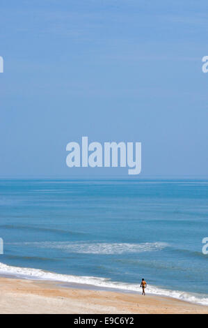 Uomo che cammina da sola in surf sulla spiaggia Jacksonville in Florida Foto Stock