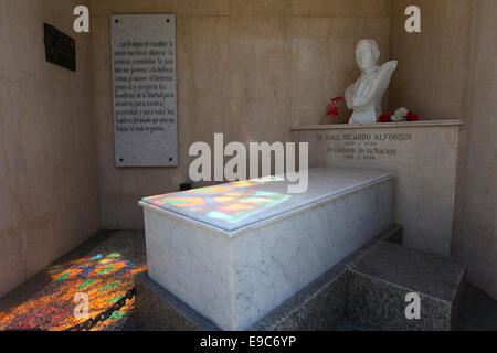 Tomba dell ex presidente dell'Argentina, 'Raúl Ricardo Alfonsín'. Recoleta cimitero monumentale, Buenos Aires, Argentina. Foto Stock