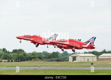 Tre jet Hawk Trainer della Royal Air Force britannica frecce rosse militare Display Aerobatic Team decollare al 2014 RIAT Foto Stock