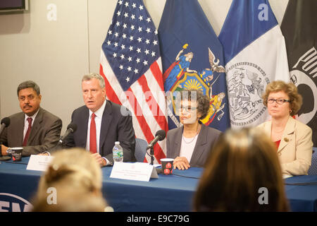 New York, Stati Uniti d'America. 24 ott 2014. (L-R) Dr. Ram Raju, CEO e Pres. del NY condizioni sanitarie e ospedaliere Corp.,il sindaco di New York Bill de Blasio, Dott.ssa Maria Travis Bassett, Comm. di Helath e igiene mentale e il dottor Rima Khabbaz, Directof l ufficio di Malattie Infettive, CDC, nel corso di una conferenza stampa in ufficio di gestione delle emergenze aggiornamento interessato Newyorkesi sul paziente Ebola al Bellevue Hospital, Venerdì, 24 ottobre 2014. Il sindaco e i funzionari sanitari ha informato la stampa sulle attività del dottor Craig Spencer, New York del primo virus di Ebola paziente che è attualmente trattata al Bellevue Hospital. Foto Stock