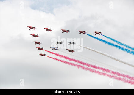 La British Royal Air Force frecce rosse militare Display Aerobatic Team celebrano il loro cinquantesimo visualizzare stagione al RIAT Foto Stock