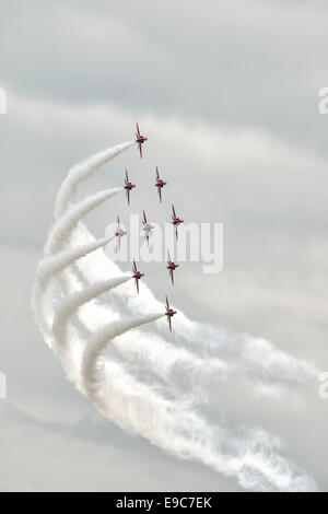 Nove HAWKER SIDDELEY Hawk Jet Trainer della Royal Air Force britannica frecce rosse Aerobatic Team di visualizzazione nella formazione di Diamante Foto Stock