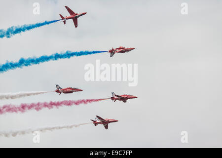 Cinque HAWKER SIDDELEY Hawk Jet Trainer della Royal Air Force britannica frecce rosse Aerobatic Team Display eseguendo operazioni di annullamento Foto Stock