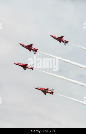 Quattro HAWKER SIDDELEY Hawk Jet Trainer della Royal Air Force britannica frecce rosse Aerobatic Team di visualizzazione eseguire il passaggio a specchio Foto Stock