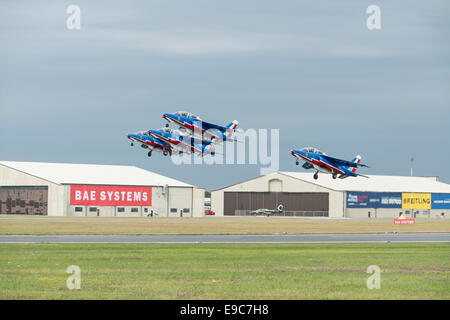 Quattro aerei francesi da aerobatic team display, la Patrouille de France nella loro Alpha Jet e decollare da visualizzare in Foto Stock