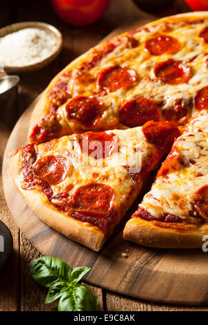 Hot in casa salsiccia per pizza pizza pronta da mangiare Foto Stock