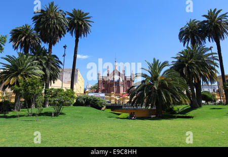 Il 'Buenos Aires Design' shopping center visto dalla 'Plaza Intendente Alvear'. Recoleta, Buenos Aires, Argentina. Foto Stock