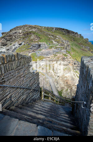 Una scalinata che conduce al castello di Tintagel in North Cornwall, England, Regno Unito, spesso legata alla leggenda di Re Artù. Foto Stock