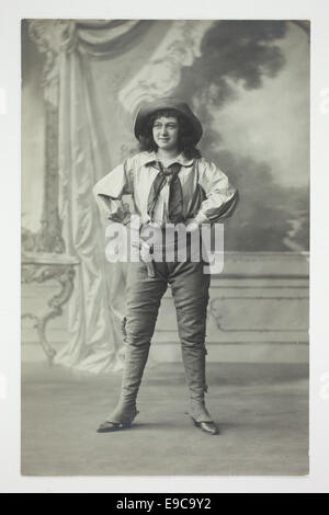 Questa immagine dell'archivio finlandese mostra un momento storico catturato dall'Atelier Finland. Rappresenta una parte del patrimonio culturale finlandese documentato dalla Svenska litteratursällskapet i Finland. La foto probabilmente ha un significato nel documentare la storia finlandese. Foto Stock