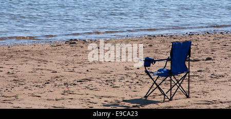 Parco Nazionale di Acadia, ME - 4 Settembre 2014: una sedia spiaggia siede sulla piccola spiaggia nel porto di tenuta. Foto Stock