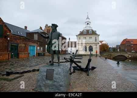 Il capitano George Vancouver la statua al di fuori della casa doganale in King's Lynn, Norfolk, Regno Unito Foto Stock