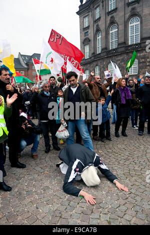 Copenhagen, Danimarca. 24 ott 2014. Uomo che prega per Kobani. Egli è raffigurato alla solidarietà curdo al rally di piazza del Parlamento a Copenaghen. I Curdi protesta contro l'inerzia turco verso uno stato islamico è la guerra in Siria. Credito: OJPHOTOS/Alamy Live News Foto Stock