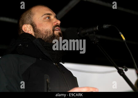 Copenhagen, Danimarca. 24 ott 2014. MP danese, il sig. Nikolaj Villumsen (l'Alleanza Red-Green), parla in curdo rally di solidarietà nei confronti di uno Stato islamico è la guerra nel Kobane, Siria. Credito: OJPHOTOS/Alamy Live News Foto Stock