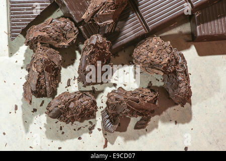 Utensili per la realizzazione di cioccolatini. Barra di cioccolato Foto Stock