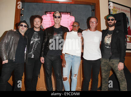 Las Vegas, Nevada, USA. 24 ott 2014. Noelle Scaggs, Michael Fitzpatrick, Jeremy Ruzumna, Joseph Karnes, Re Giacomo e Giovanni stoppini dalla indie pop gruppo Fitz e le bizze frequentare lo scoprimento di memorabilia del loro caso onOctober 24, 2014 al Hard Rock Hotel & Casino di Las Vegas, Nevada.foto:Marcel Thomas/MARCEL THOMAS IMMAGINI. Credito: Marcel Thomas/ZUMA filo/Alamy Live News Foto Stock