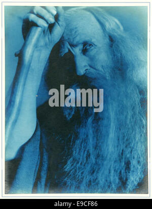 Questa fotografia mostra una scena del film del 1956 di Cecil B. DeMille *i dieci comandamenti*, che ritrae un momento drammatico dell'epico film biblico. L'immagine cattura la grandezza e lo spettacolo della produzione del film. Foto Stock