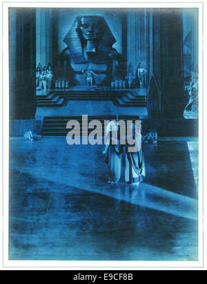 Questa scena del film epico di Cecil B. DeMille *i dieci comandamenti* mostra un momento cruciale del film, catturando la grandezza e la drammatica rappresentazione della storia antica. Foto Stock