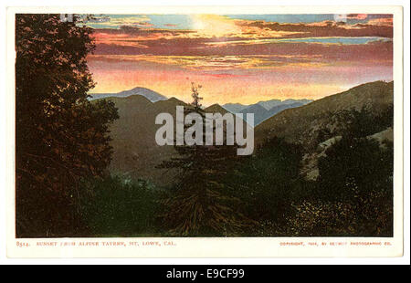 Una fotografia del tramonto vista dalla Alpine Tavern sul Monte Lowe in California. L'immagine cattura gli splendidi colori del tramonto sul paesaggio montuoso. Foto Stock