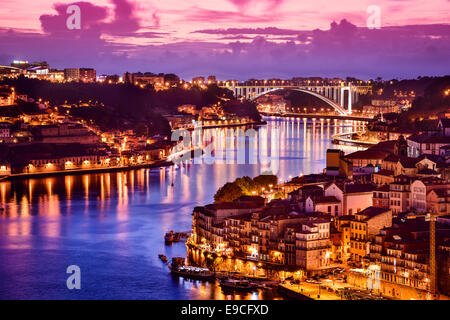 Porto, Portogallo cityscape sul fiume Douro. Foto Stock