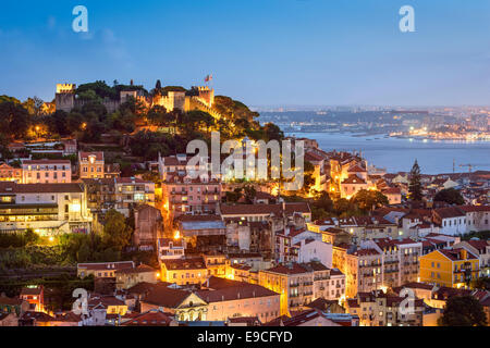 Lisbona, Portogallo skyline al castello Sao Jorge. Foto Stock