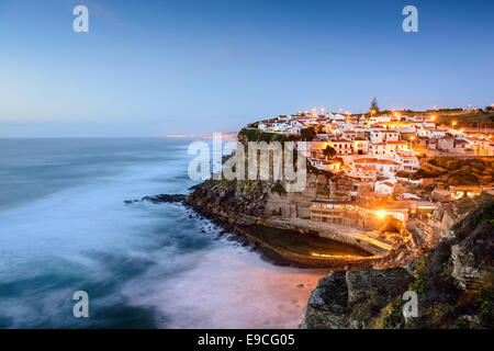 Azenhas do Mar, Sintra Portogallo townscape sulla costa. Foto Stock