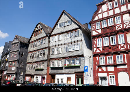 Restaurata e non ancora case restaurate, Kornmarkt mercato del grano, la storica città vecchia di Herborn, Hesse, Germania, Europa Foto Stock