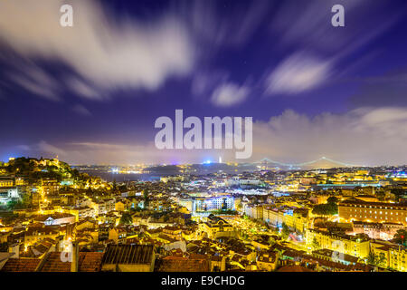 Lisbona, Portogallo skyline notturno. Foto Stock