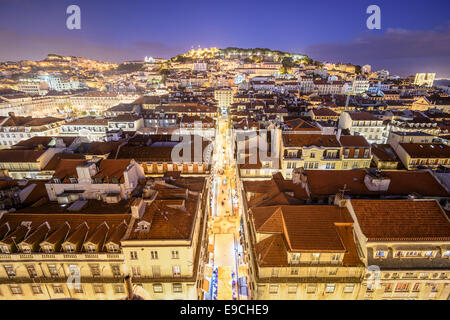 Lisbona, Portogallo skyline notturno. Foto Stock