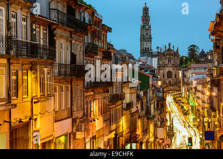 Porto, Portogallo cityscape verso la Chiesa Clerigos. Foto Stock