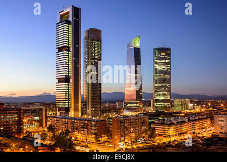 Madrid, Spagna il quartiere finanziario skyline al crepuscolo. Foto Stock