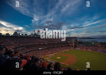 San Francisco. 24 ott 2014. California USA. Una vista generale dello stadio con la skyline di San Francisco vicino al tramonto, durante le fasi di gioco tre della serie mondiale tra i San Francisco Giants e il Kansas City Royals di AT&amp;T Park di San Francisco, California, Stati Uniti d'America. Credito: Azione Sport Plus/Alamy Live News Foto Stock