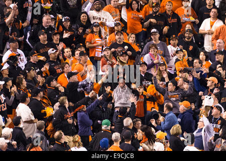 San Francisco. 24 ott 2014. California USA. Ventole si prepara a prendere un fallo volare sfera, durante le fasi di gioco tre della serie mondiale tra i San Francisco Giants e il Kansas City Royals di AT&amp;T Park di San Francisco, California, Stati Uniti d'America. Credito: Azione Sport Plus/Alamy Live News Foto Stock