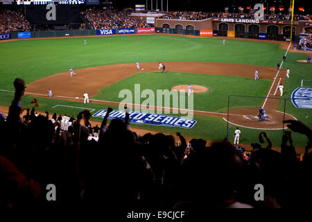 San Francisco. 24 ott 2014. California USA. Ventole allietare dopo San Francisco Giants sinistra fielder Michael morse (38) ha colpito un due-run, doppia guida in San Francisco Giants interbase Brandon Crawford (35), nella sesta inning durante il gioco tre della serie mondiale tra i San Francisco Giants e il Kansas City Royals di AT&amp;T Park di San Francisco, California, Stati Uniti d'America. Credito: Azione Sport Plus/Alamy Live News Foto Stock