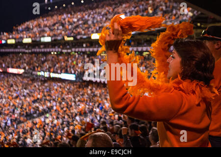 San Francisco. 24 ott 2014. California USA. Una ventola cheers durante il gioco tre della serie mondiale tra i San Francisco Giants e il Kansas City Royals di AT&amp;T Park di San Francisco, California, Stati Uniti d'America. Credito: Azione Sport Plus/Alamy Live News Foto Stock