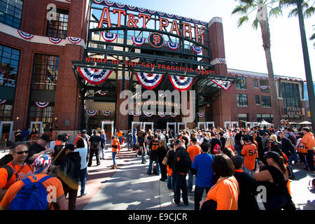 San Francisco. 24 ott 2014. California USA. I fan di attendere alle porte di ammissione, prima di tre giochi della serie mondiale tra i San Francisco Giants e il Kansas City Royals di AT&amp;T Park di San Francisco, California, Stati Uniti d'America. Credito: Azione Sport Plus/Alamy Live News Foto Stock