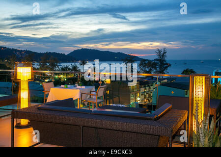 Vista al tramonto del ristorante e Patong, Phuket, Tailandia Foto Stock